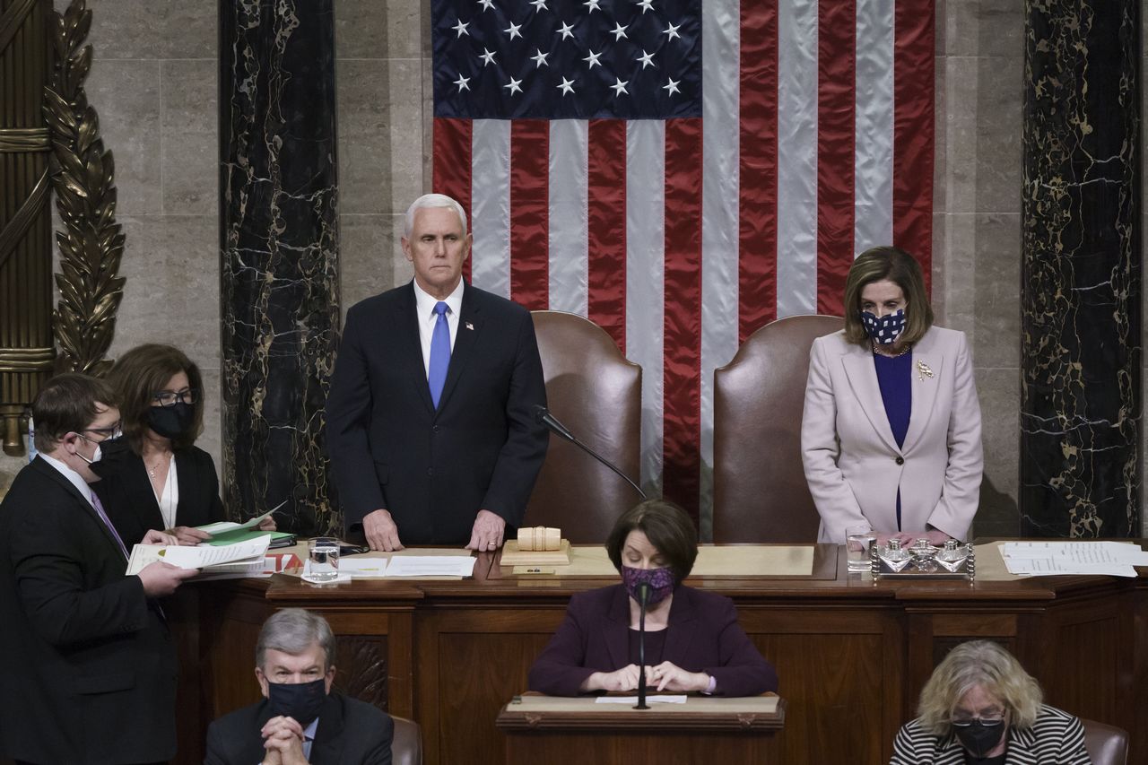 Congresso certifica la vittoria di Biden, Trump riconosce fine suo mandato