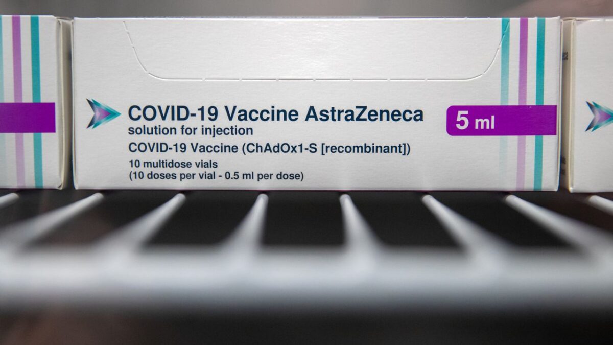 AstraZeneca, l’AIFA blocca un lotto del vaccino: eventi avversi gravi da verificare