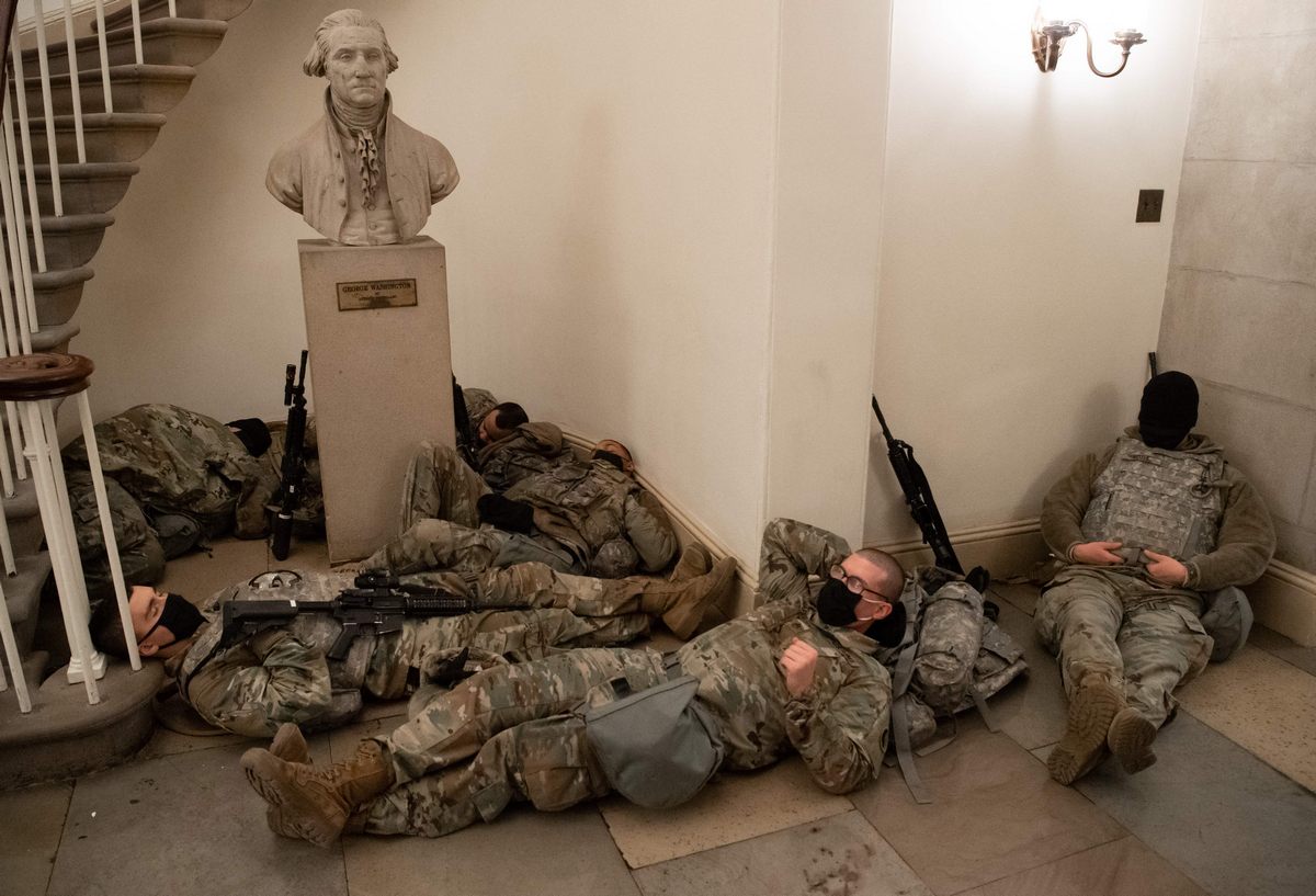 Capitol Hill: i soldati dormono sotto i busti di Washington e Lincoln