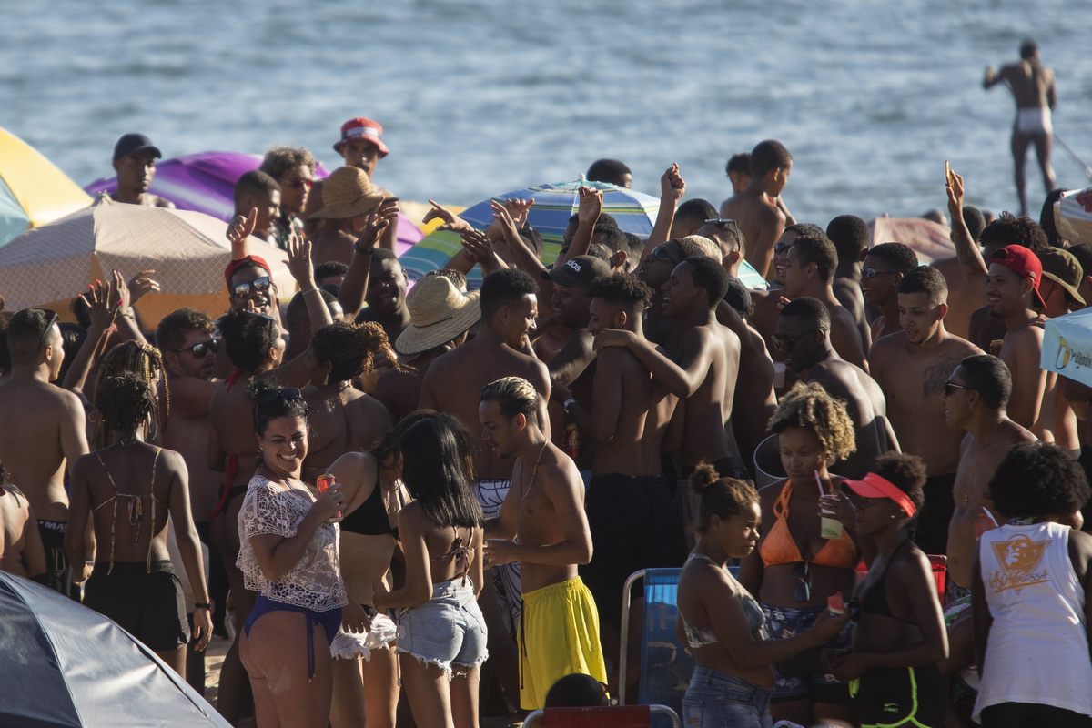 Brasile: ospedali al collasso per il Covid, ma spiagge affollate