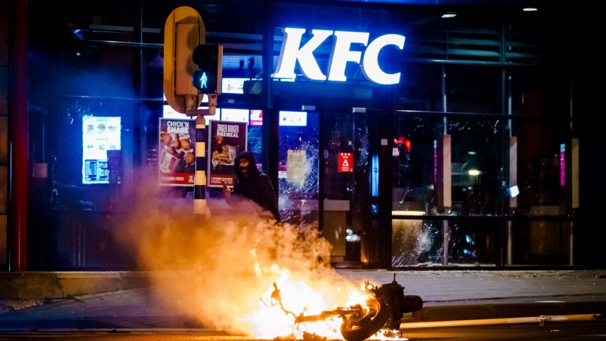 Olanda, continuano le proteste contro il coprifuoco: oltre 400 arresti e scontri con la polizia