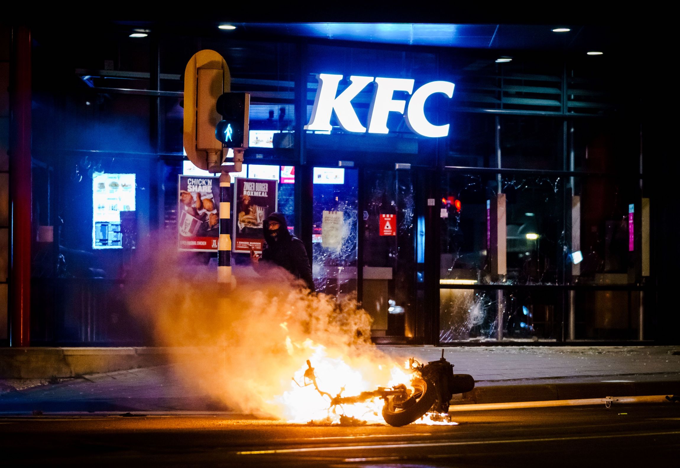 Olanda, continuano le proteste contro il coprifuoco: oltre 400 arresti e scontri con la polizia