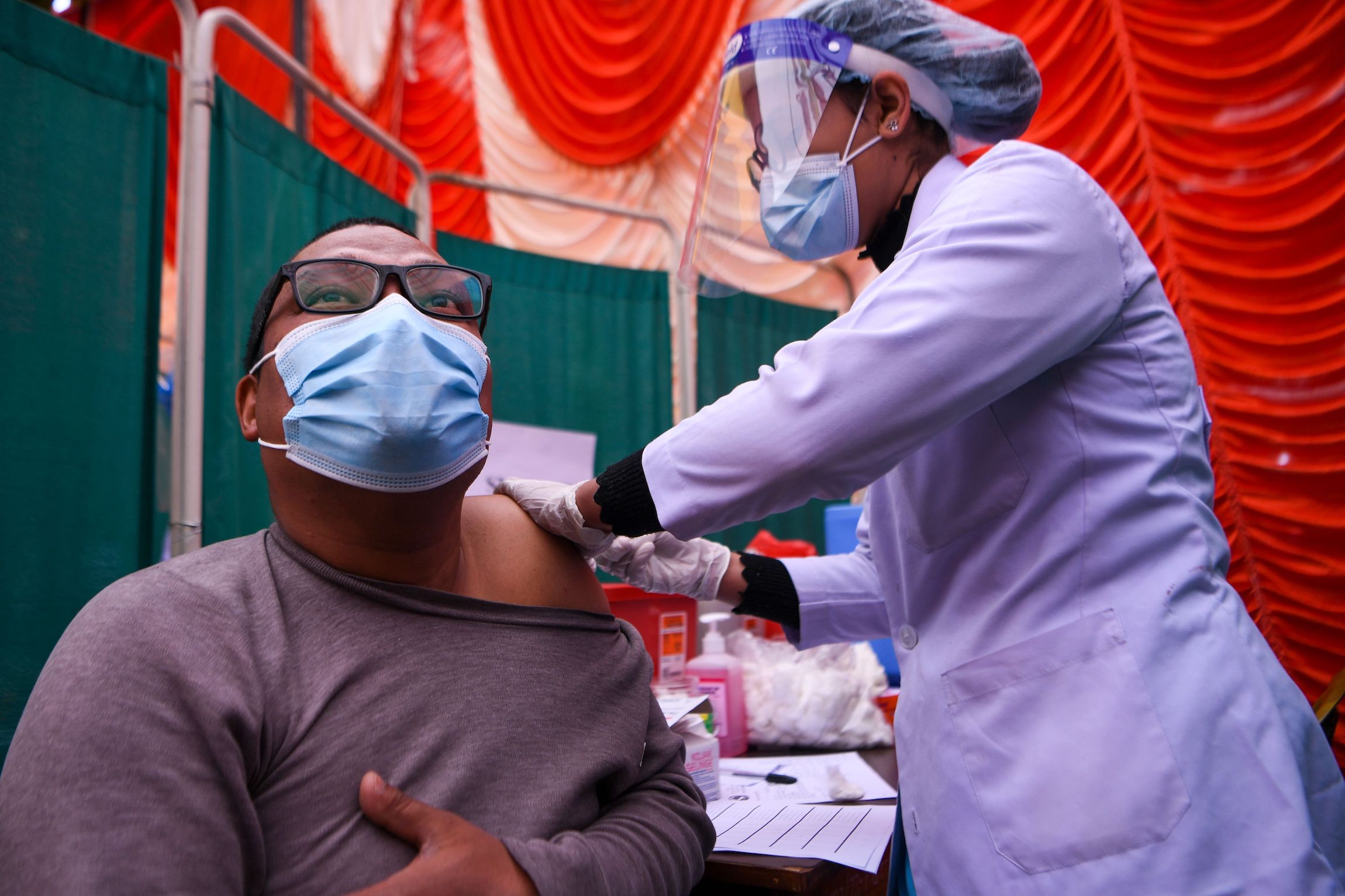 Coronavirus: 15.204 nuovi casi su 293mila tamponi, 467 decessi