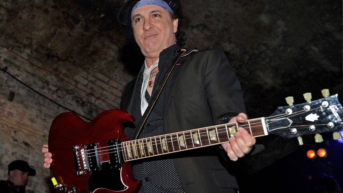 Sylvain Sylvain è morto: l’icona punk e chitarrista dei New York Dolls aveva 69 anni