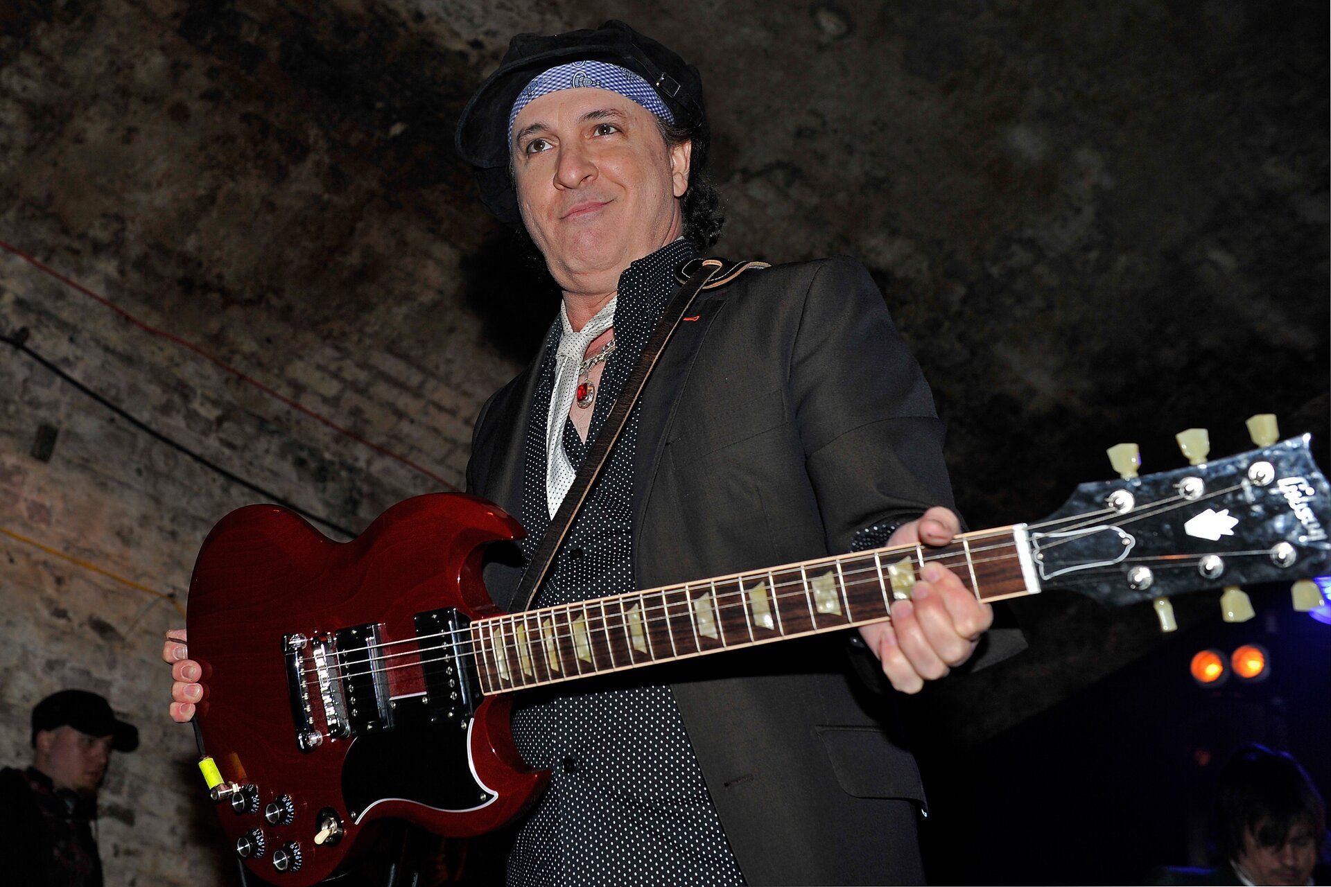 Sylvain Sylvain è morto: l’icona punk e chitarrista dei New York Dolls aveva 69 anni