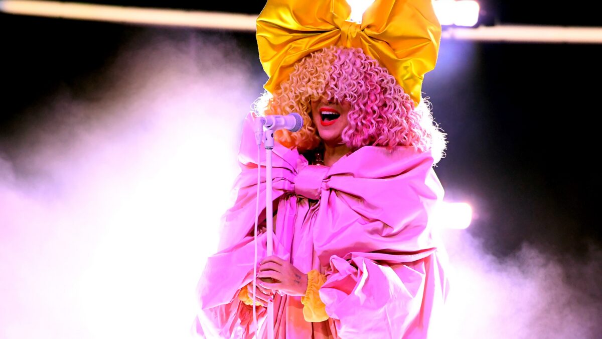 Sia, Courage to change: insieme le persone “possono fare qualsiasi cosa” (lyric video)