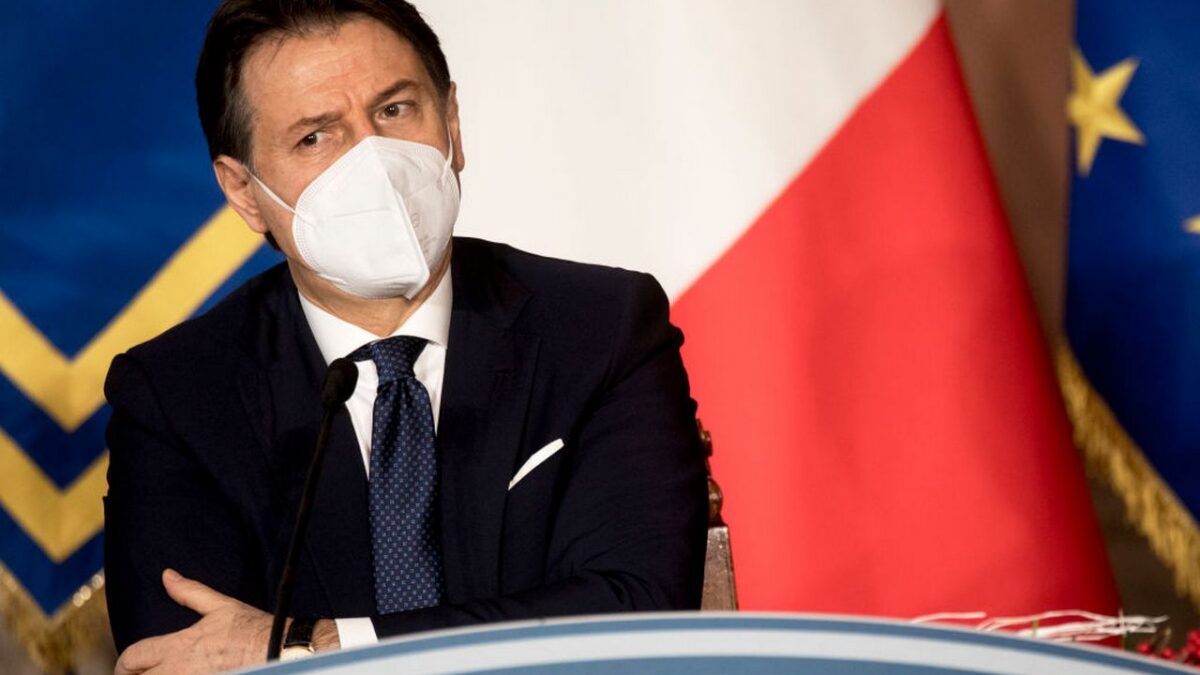 La storia di Conte su Facebook contro Renzi: è stato il “solito” hacker?