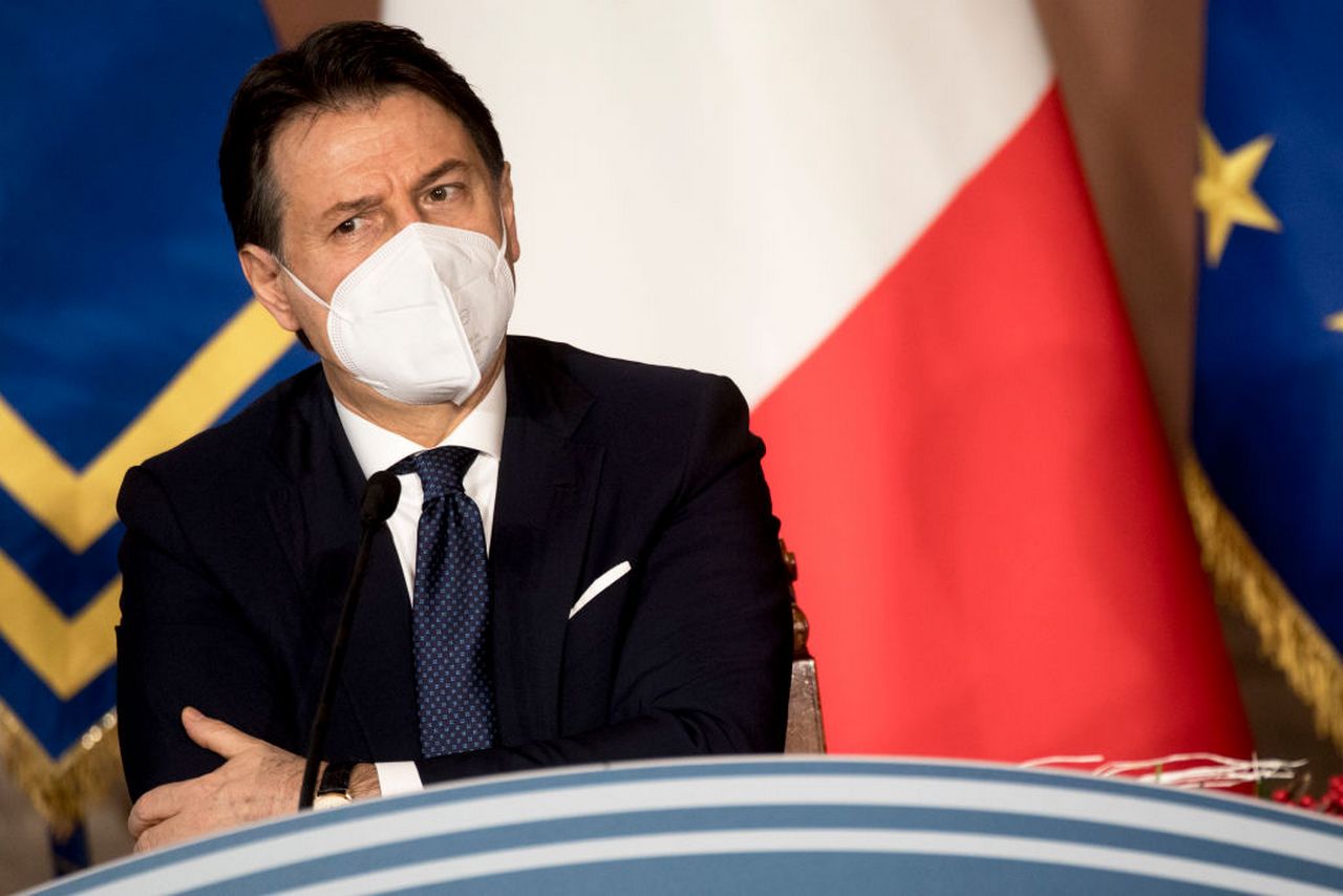 La storia di Conte su Facebook contro Renzi: è stato il “solito” hacker?