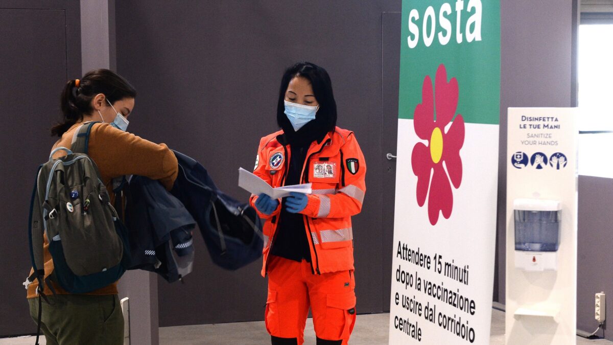 Italia in ritardo sui vaccini? Sileri: “Non si può ancora dire”. Lombardia troppo lenta, ma Gallera…