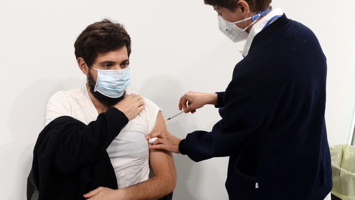 Perché sono inutili le (non) notizie sui vaccinati risultati positivi al Coronavirus