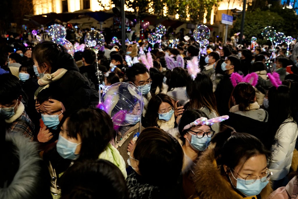 Folla in centro a Wuhan per festeggiare il 2021