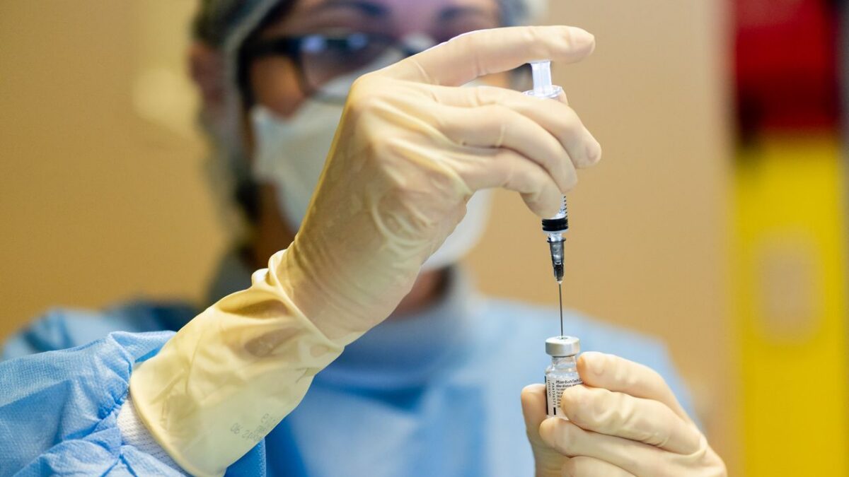 Vaccini: a chi sono andate 400mila dosi se non a sanitari e categorie a rischio?