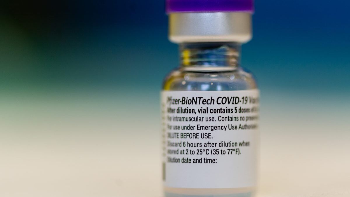 Una dose del vaccino di Pfizer per chi ha già avuto il COVID? Lo confermano due studi in UK