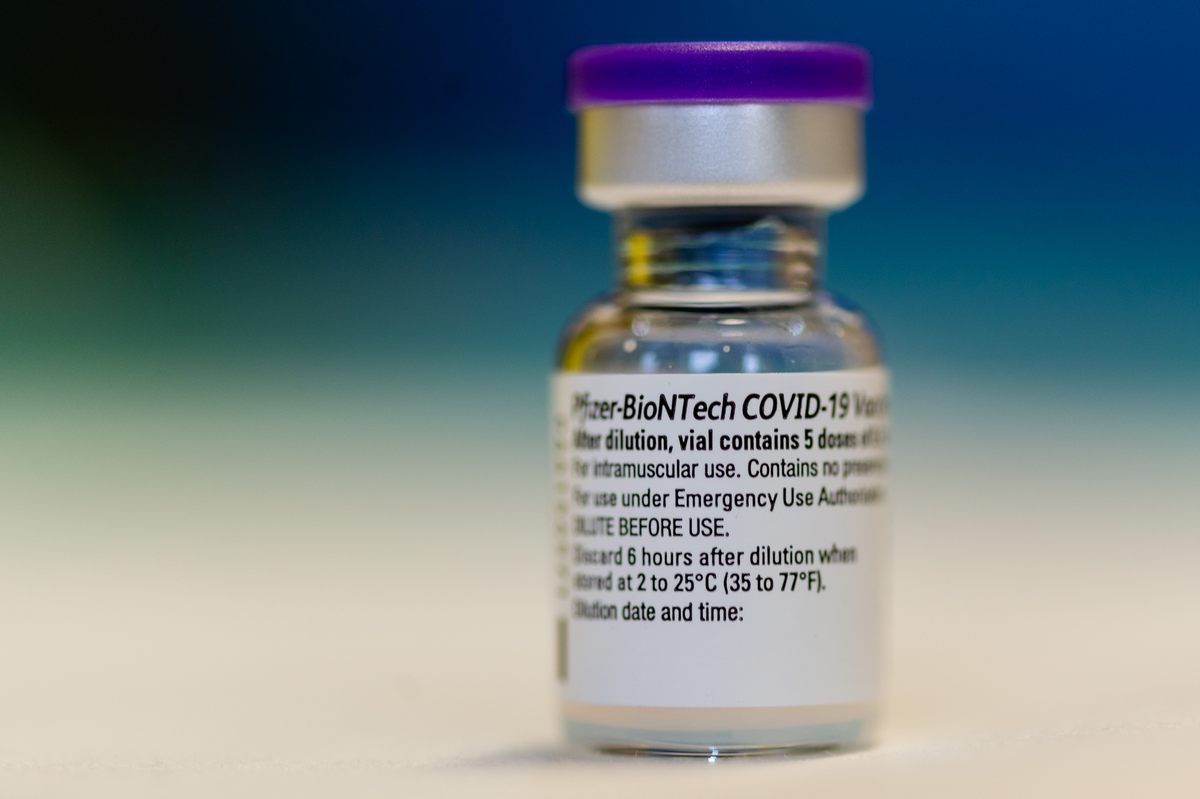 Una dose del vaccino di Pfizer per chi ha già avuto il COVID? Lo confermano due studi in UK