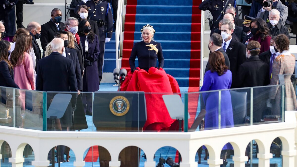 Insediamento di Joe Biden, Lady Gaga canta l’inno nazionale (video)