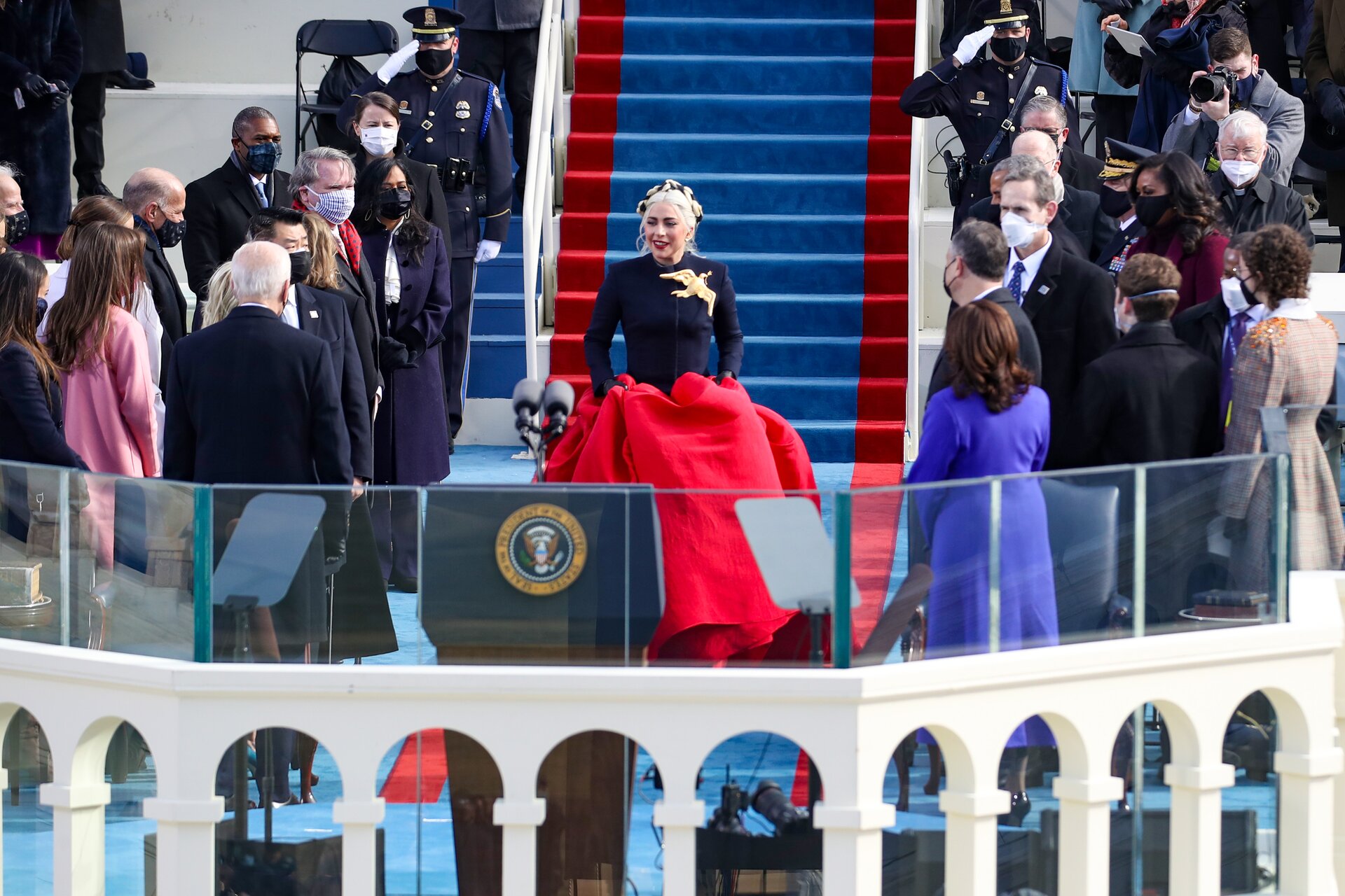 Insediamento di Joe Biden, Lady Gaga canta l’inno nazionale (video)