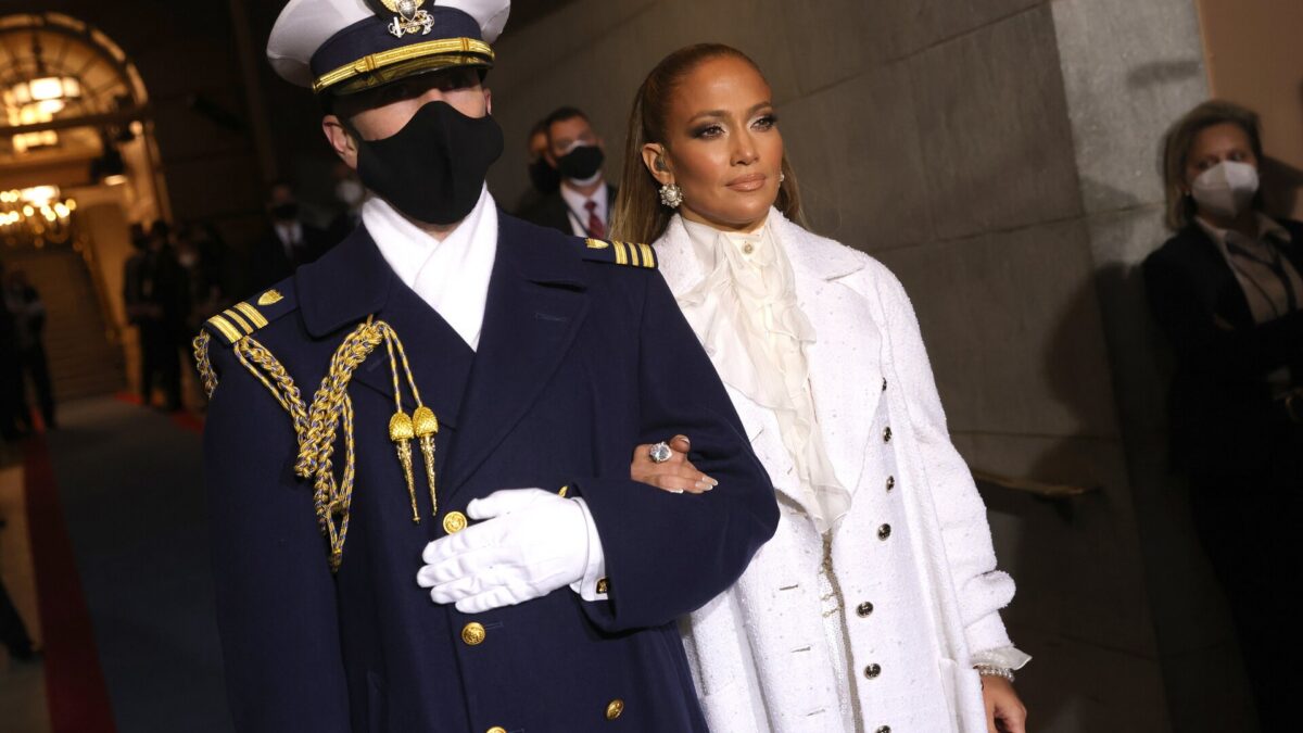Jennifer Lopez canta “This is your land” all’insediamento di Joe Biden (video)