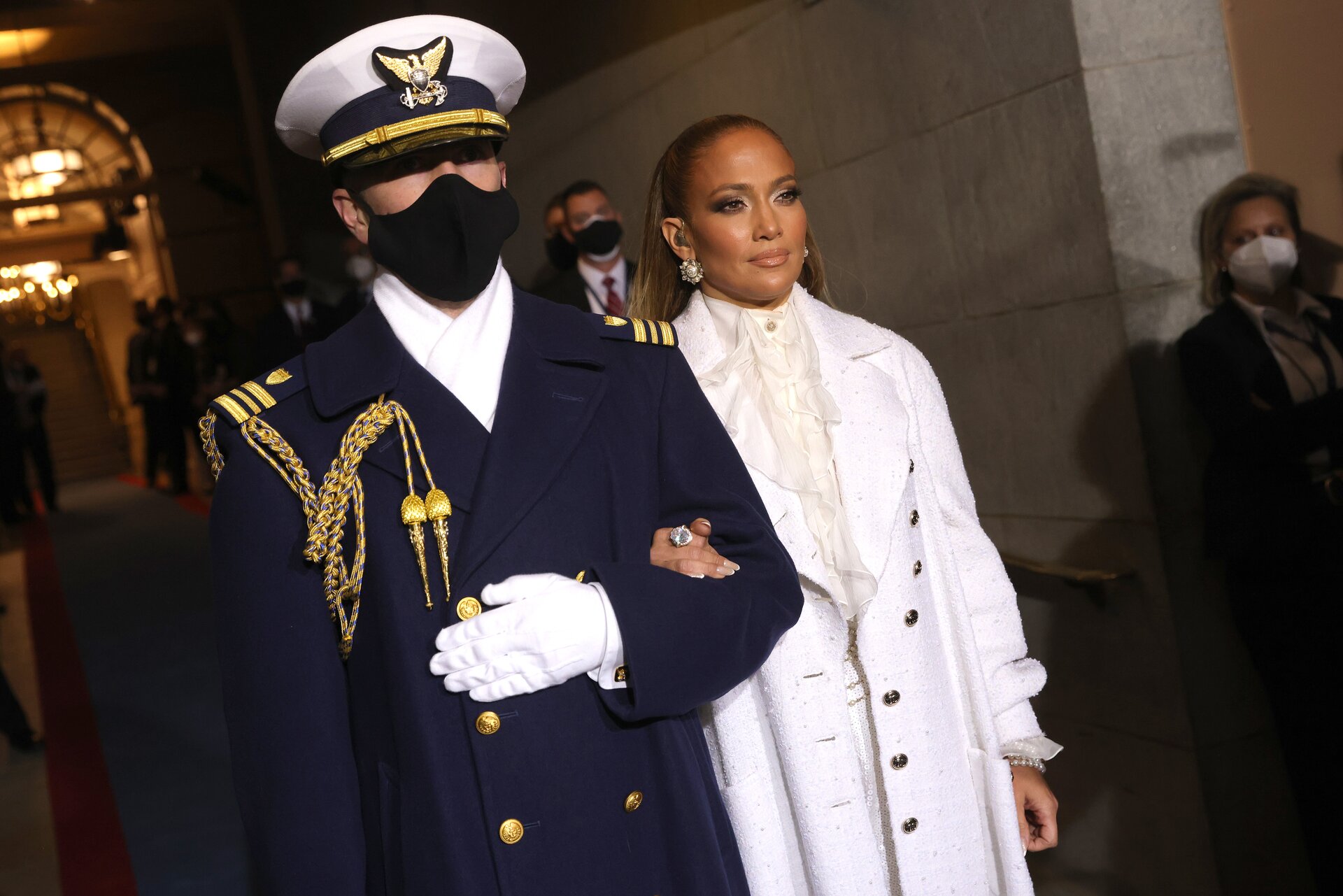 Jennifer Lopez canta “This is your land” all’insediamento di Joe Biden (video)