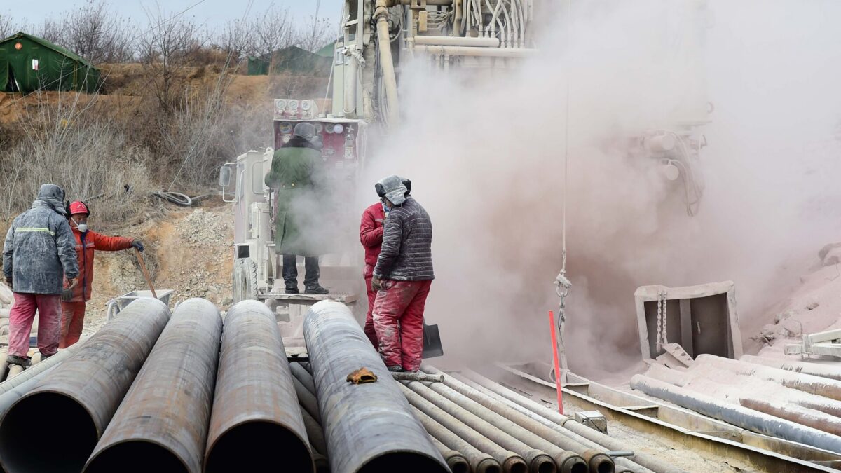 Cina, salvati 11 minatori intrappolati da due settimane in una miniera d’oro