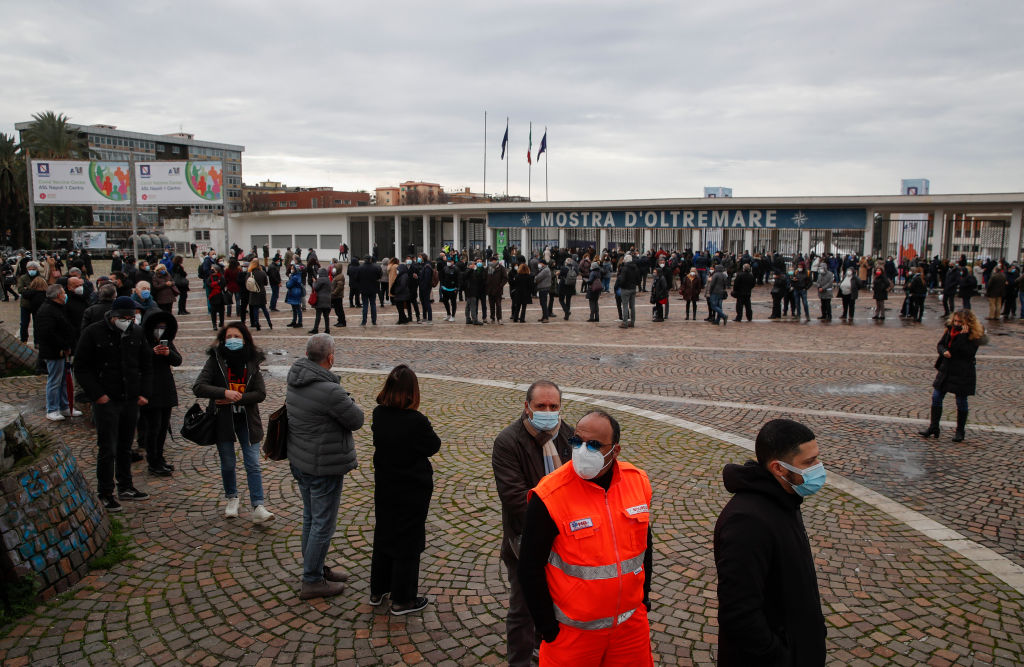 ASL Napoli 1 denuncia: “Troupe Rai in fila per il vaccino: questo non è un reality. OdG chiede lumi a Oggi è un altro giorno, Rai smentisce