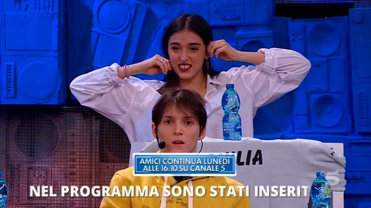 “Come si chiama la ragazza di Verissimo?”, la gaffe ad Amici e il tema della riconoscibilità dei volti tv
