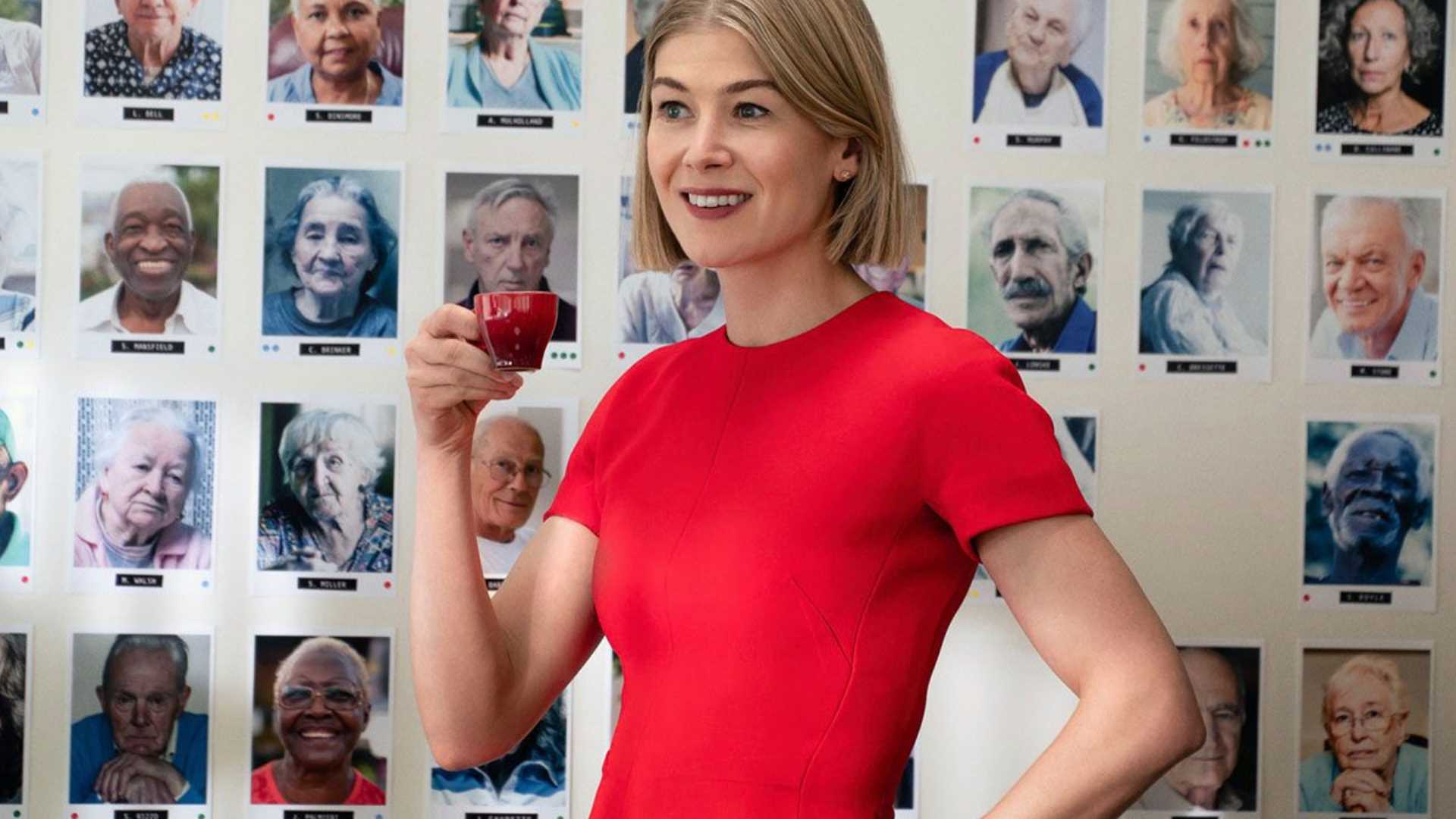 I Care a Lot: trailer del film Netflix con Rosamund Pike e Peter Dinklage