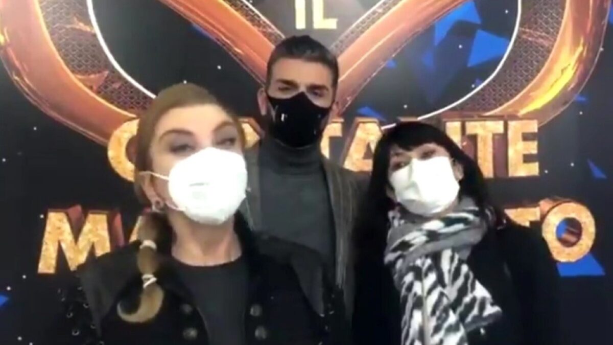 Il Cantante Mascherato, positivo al Covid un ragazzo del corpo di ballo. Nella puntata di questa sera i maestri di Ballando con le Stelle