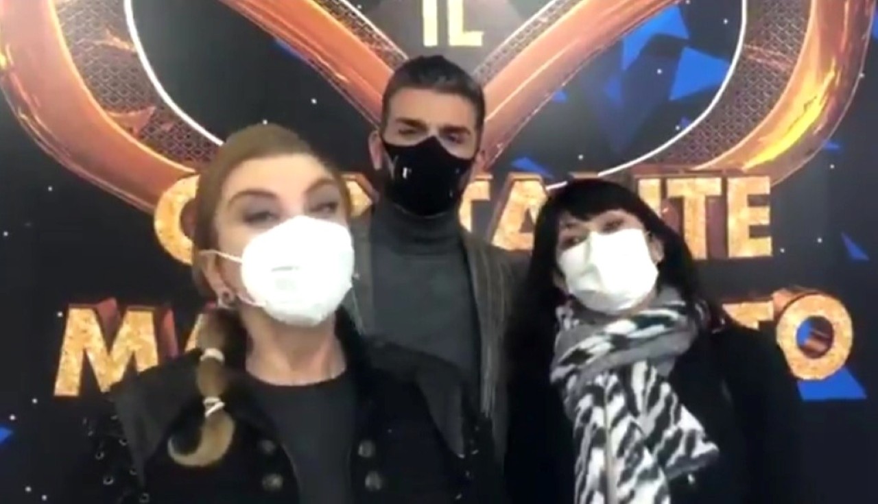 Il Cantante Mascherato, positivo al Covid un ragazzo del corpo di ballo. Nella puntata di questa sera i maestri di Ballando con le Stelle