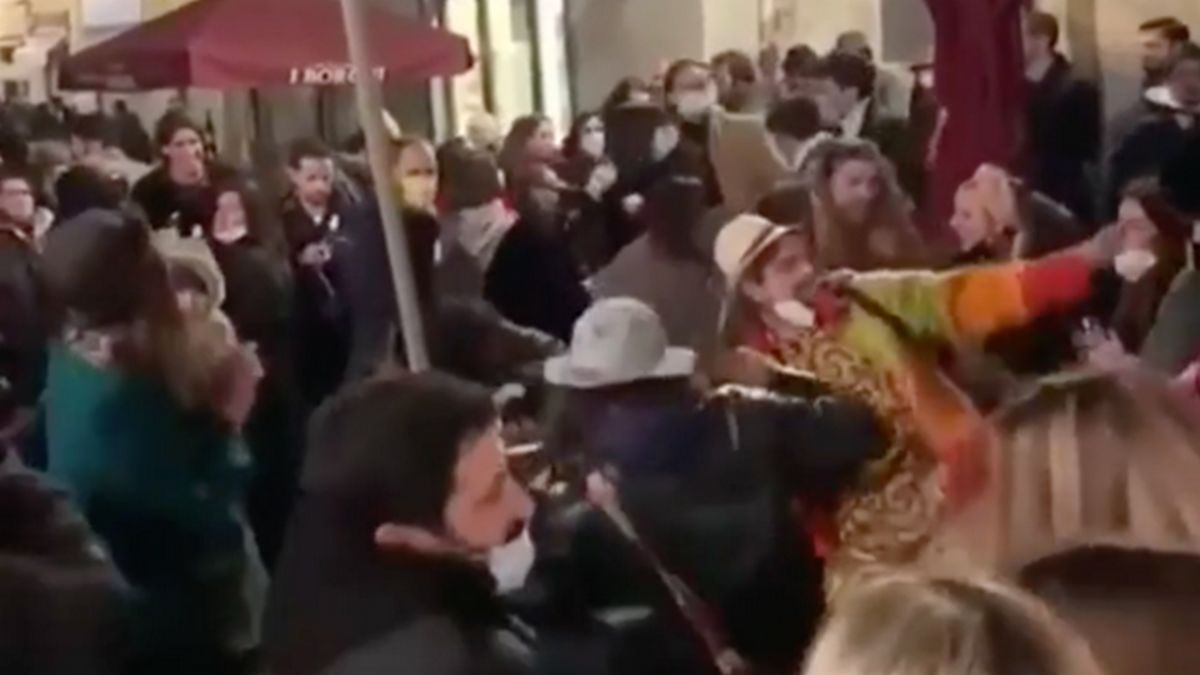 Lucca: festa nel centro storico in barba alle norme anti-Covid (VIDEO)