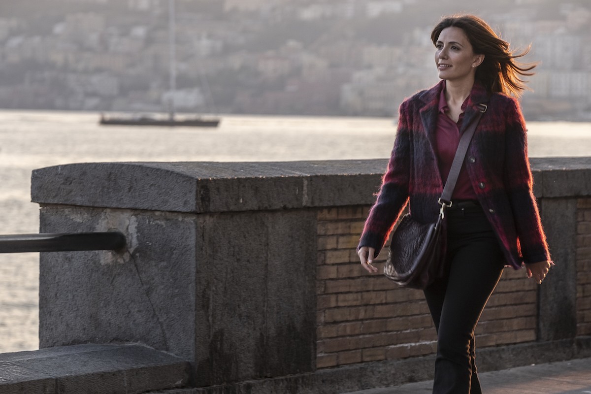 Un social drama mancato che preferisce essere dramedy sentimentale: ecco perché Mina Settembre spiazza e rassicura