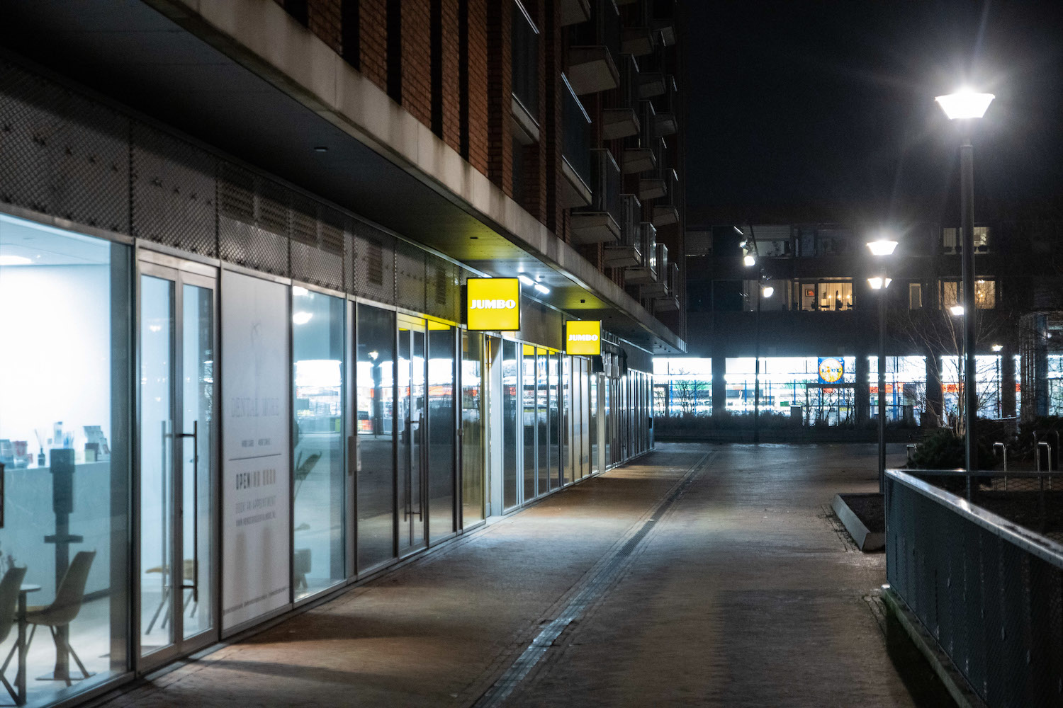 Il coprifuoco nei Paesi Bassi dalle 20.30 alle 4.30. Le immagini da Eindhoven