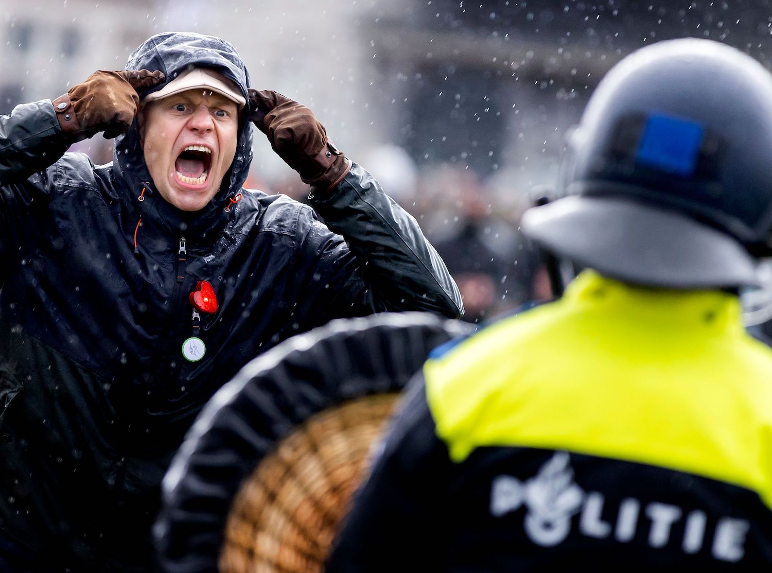 Proteste ad Amsterdam contro la proroga del lockdown