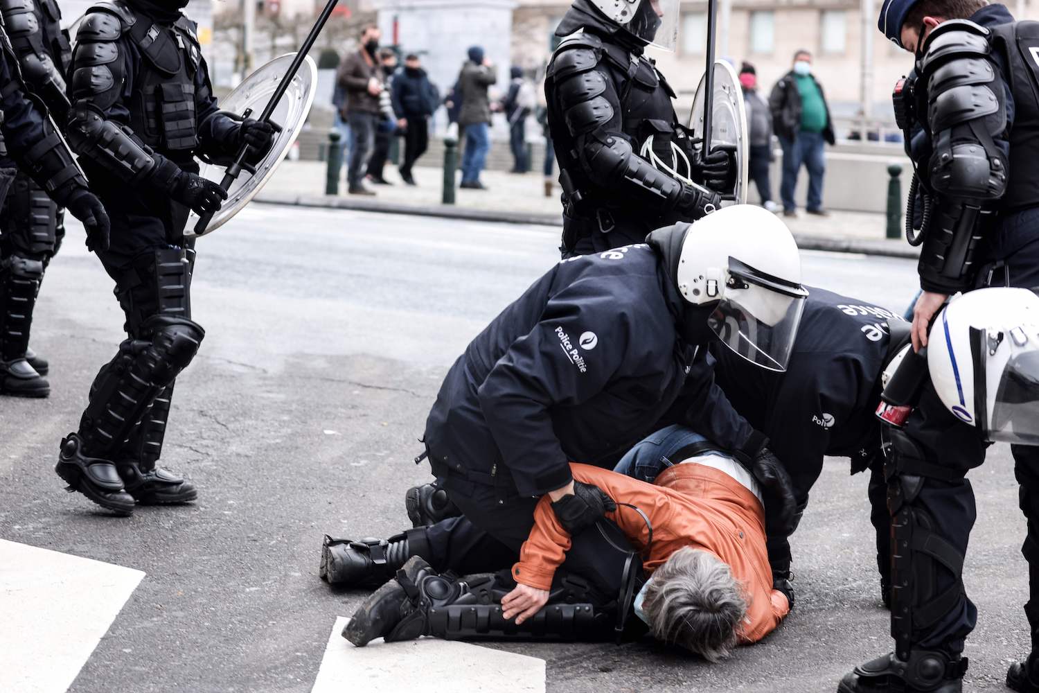 Proteste contro le misure anti-COVID a Bruxelles: 200 arrestati