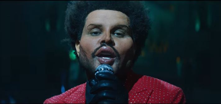 Save your tears, The Weeknd pubblica il video ufficiale (con il viso truccato e alterato dalla chirurgia plastica)