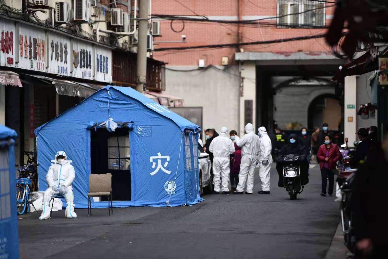 Le misure anti-COVID in Cina: le immagini del distretto Huangpu di Shanghai