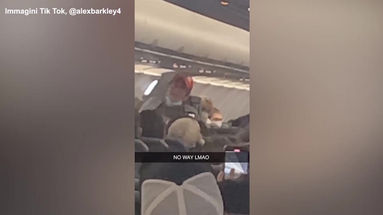 USA: “tifosa” di Trump senza mascherina in aereo, il pilota fa scendere tutti