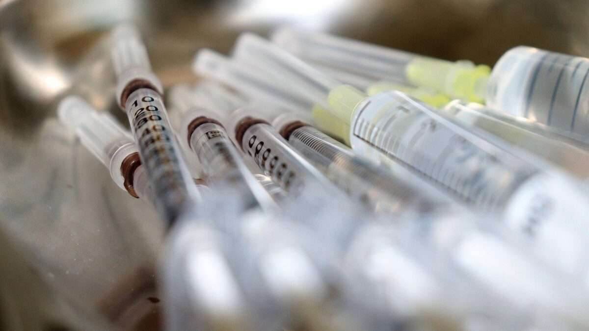 Il pasticcio delle siringhe inadatte ai vaccini inviate da Roma in Lombardia