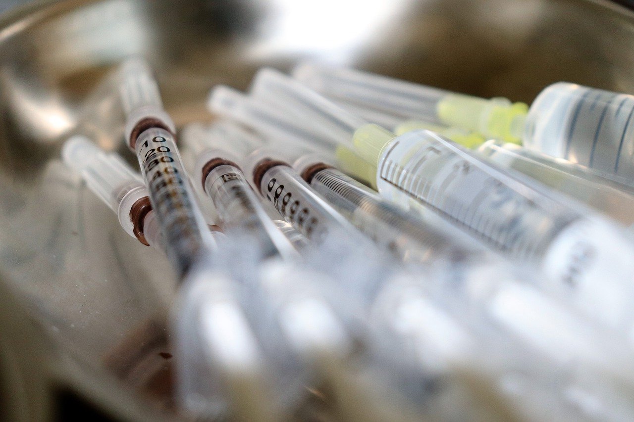 Il pasticcio delle siringhe inadatte ai vaccini inviate da Roma in Lombardia