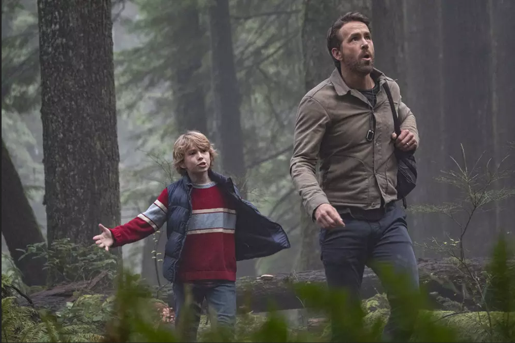 The Adam Project: nuove immagini di Mark Ruffalo e Ryan Reynolds come padre e figlio