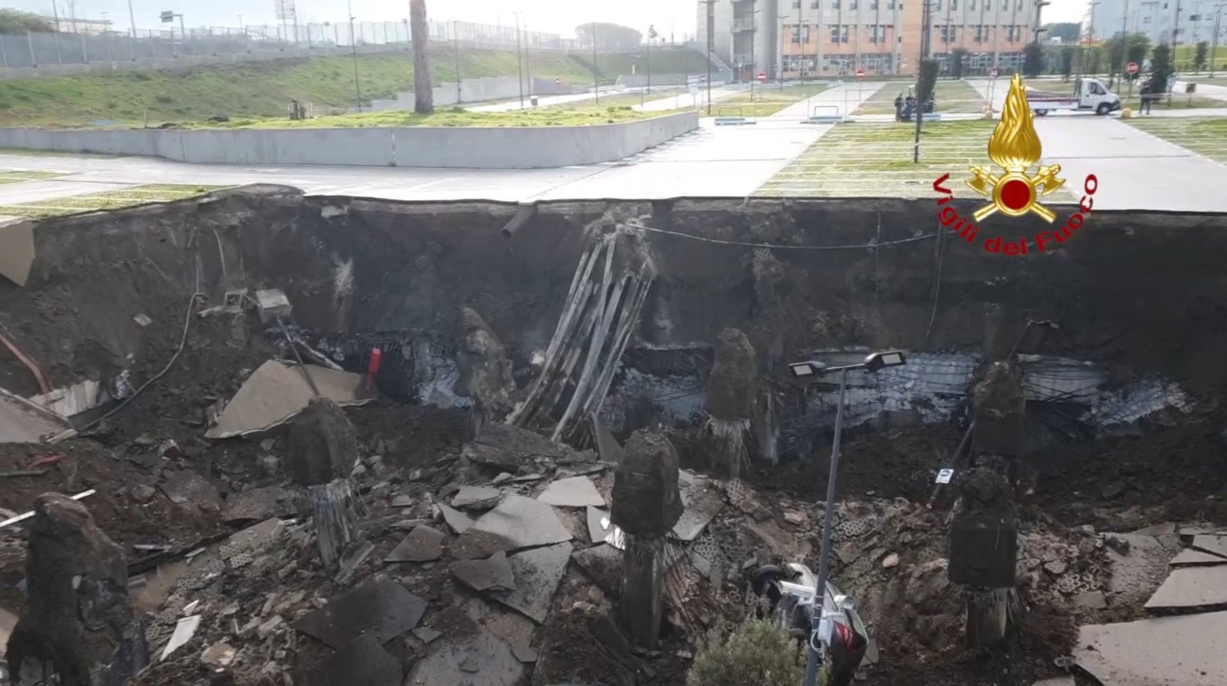 Napoli, le immagini della voragine all’Ospedale del Mare di Ponticelli