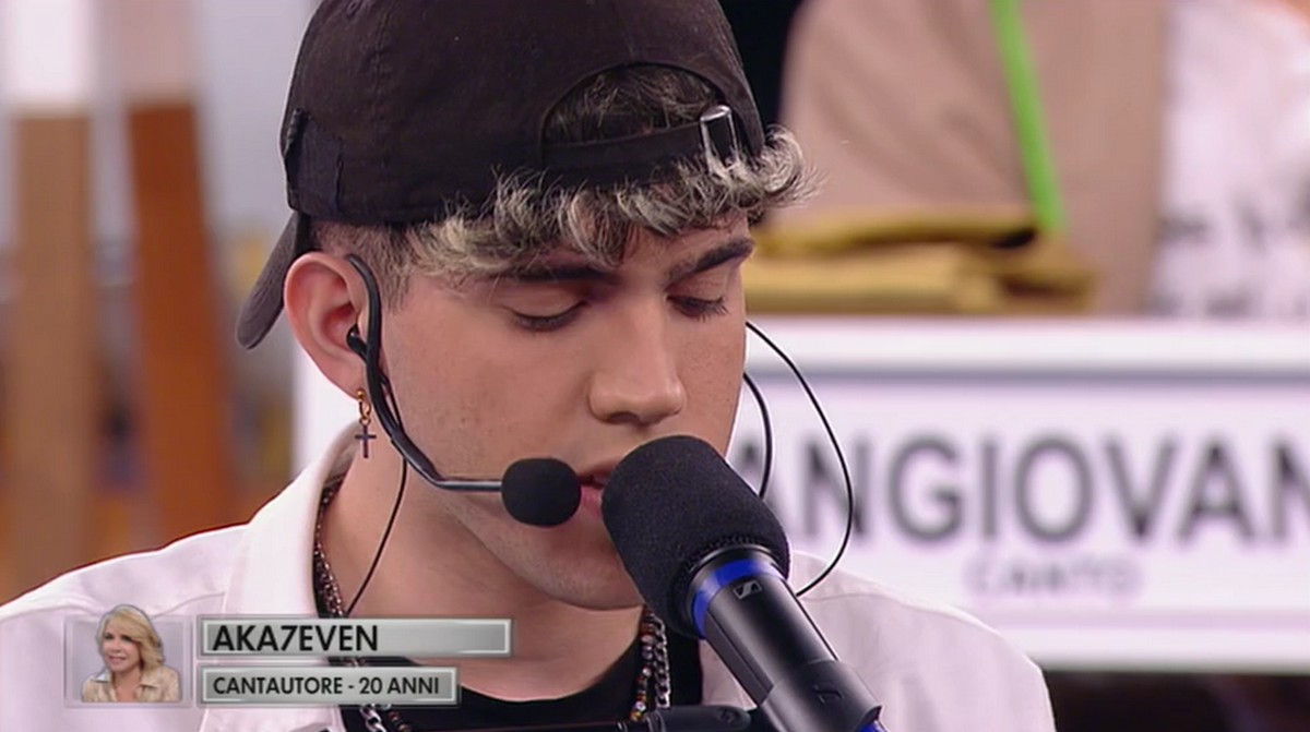 Aka7even, Mi manchi è il nuovo inedito presentato ad Amici 20 (Testo e Audio)