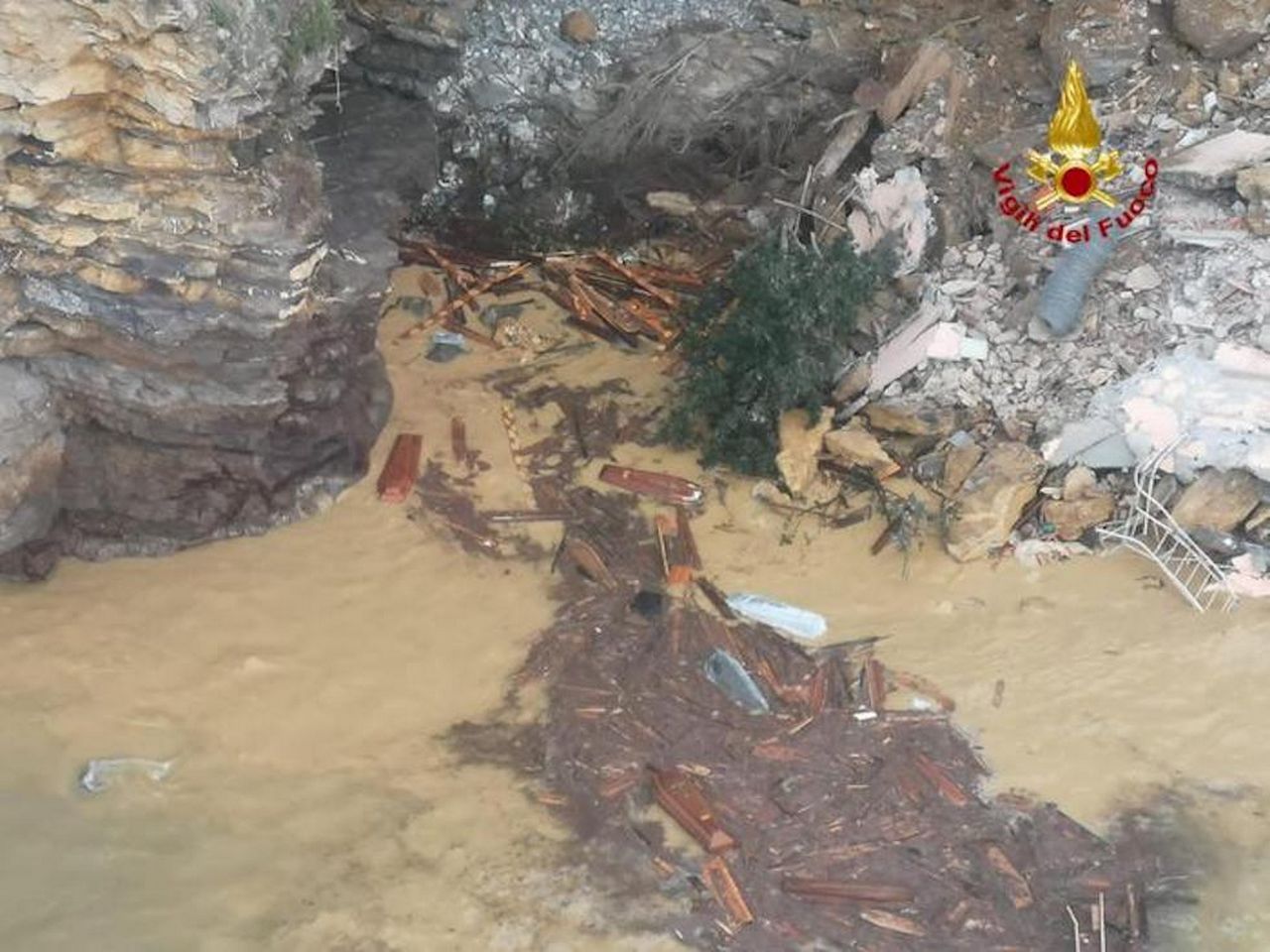 Camogli: crolla parte del cimitero, le bare finiscono in mare