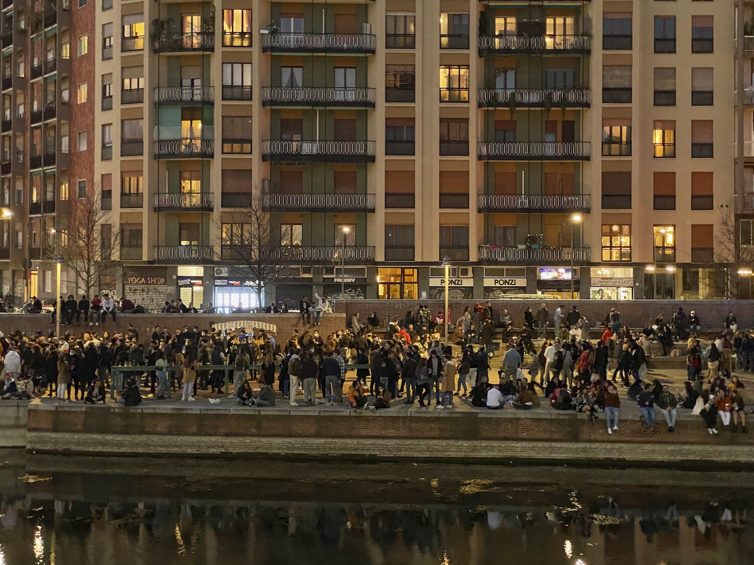 Milano, le immagini del rave non autorizzato alla Darsena