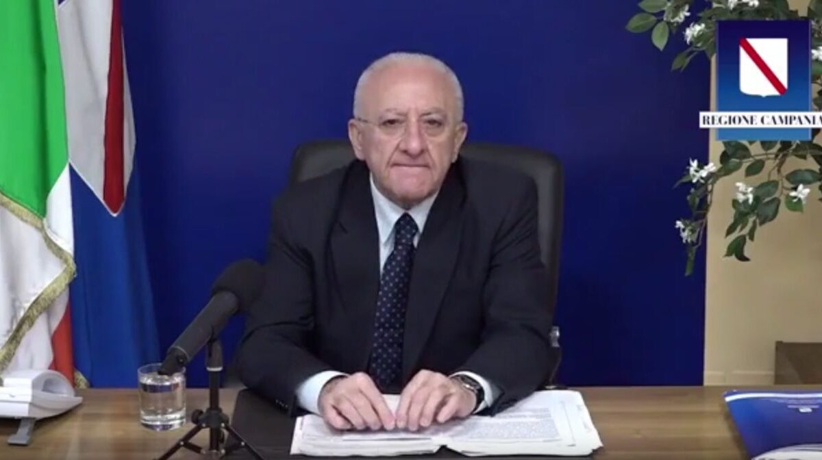 De Luca sul tavolino di Conte: “Ci aspettavamo Casalino al barbecue” (VIDEO)
