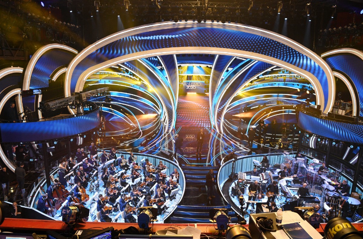 Sanremo 2021: Amadeus giunto in città, via ai tamponi (tutti negativi)