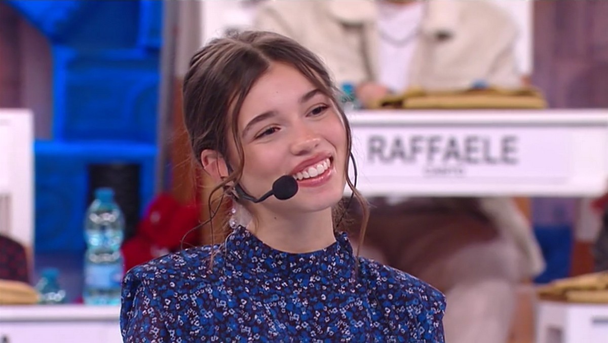 Amici 20: tutti pazzi per Gaia e Maria De Filippi fa uno scherzetto ai ragazzi: “Prima commentano e poi cambiano discorso…” (Video)