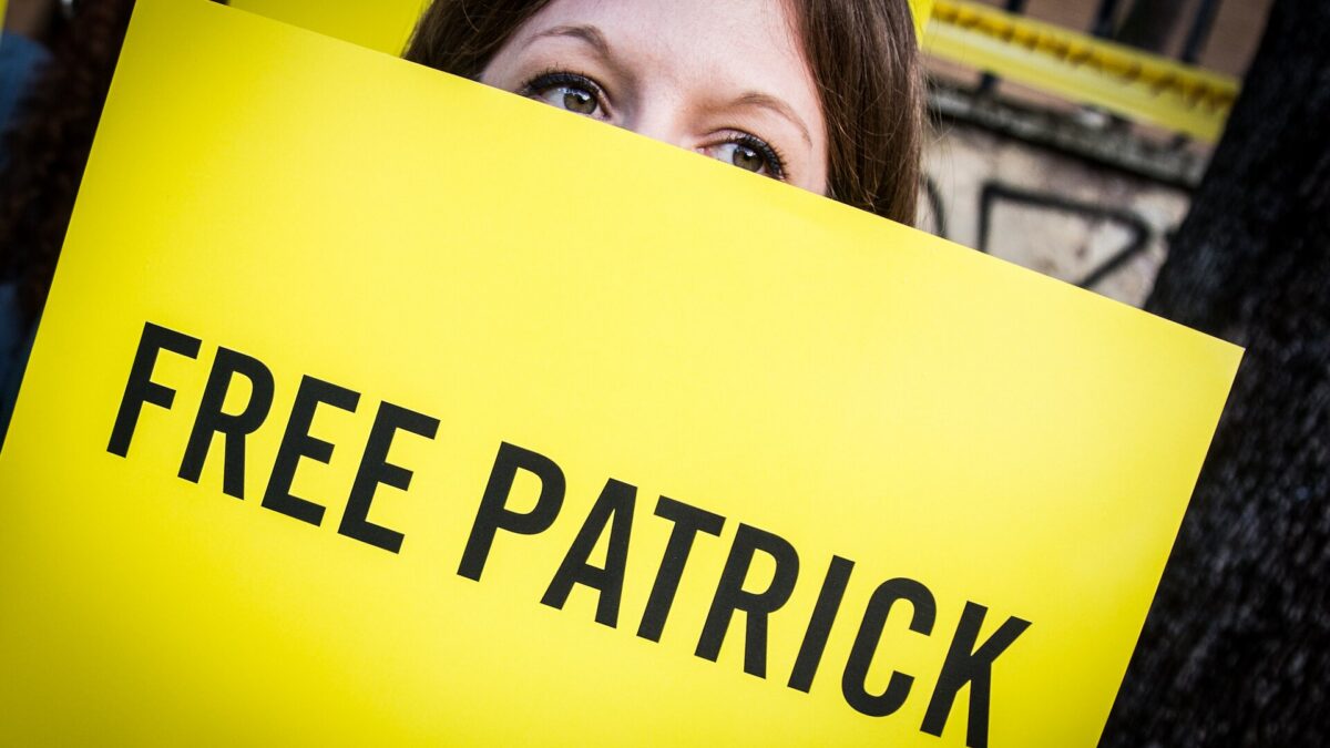 Patrick Zaki, un anno in carcere: le tappe del calvario