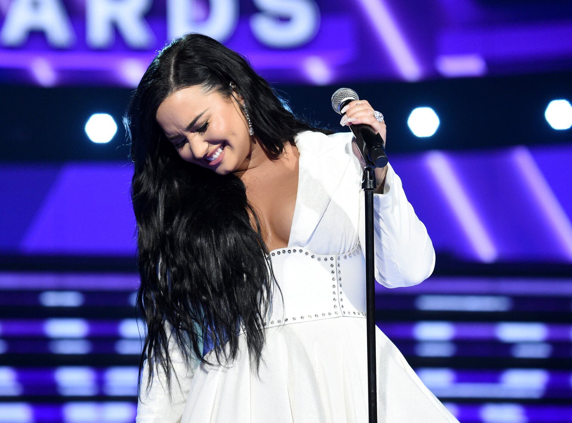 Demi Lovato: “Dopo l’overdose del 2018 ho avuto tre ictus e un infarto”