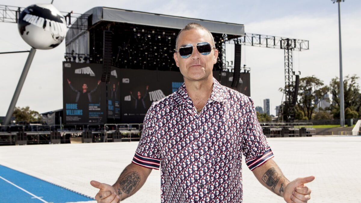Robbie Williams, arriva il film sulla vita del cantante: “Better man”