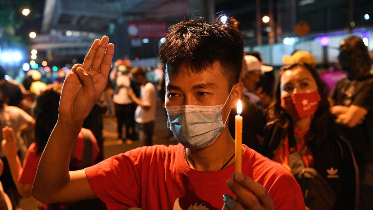Myanmar, tre dita al cielo per chiedere la libertà